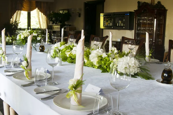 Hochzeitstisch gedeckt — Stockfoto