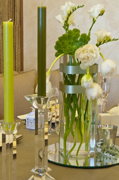 Bloemen en kaarsen decoratie voor een bruiloft — Stockfoto