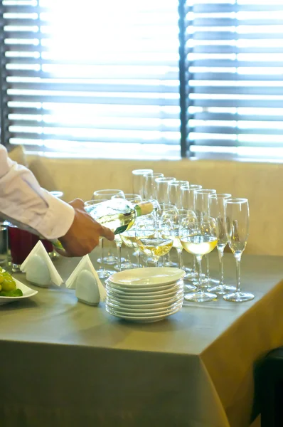 The waiter pours wine into glasses — Stock Photo, Image