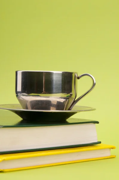 Taza de café en libros — Foto de Stock