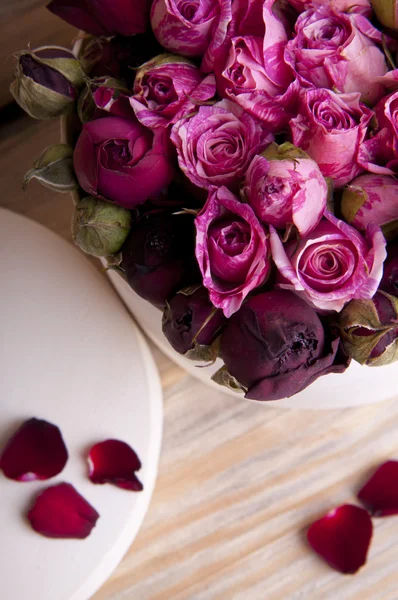 Rosas em caixa de presente — Fotografia de Stock