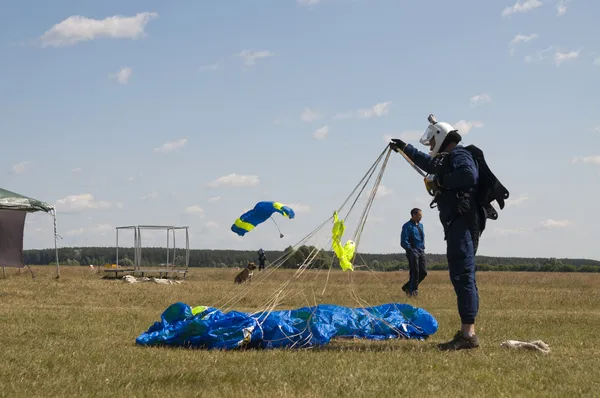 Parachute springen — Stockfoto