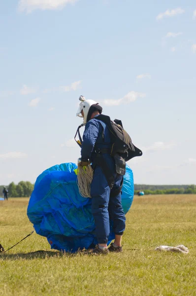 Стрибок з парашутом — стокове фото