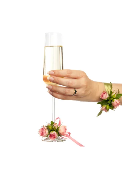 Bruiloft glas met champagne in bruid hand — Stockfoto