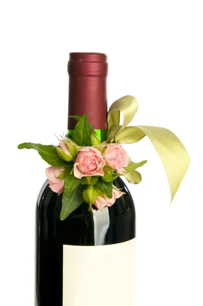 Бутылка вина с цветами — стоковое фото