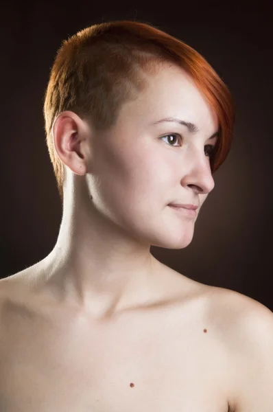 Mujer con el pelo rojo corto —  Fotos de Stock