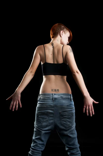 Mulher com cabelo vermelho curto em roupa interior preta — Fotografia de Stock