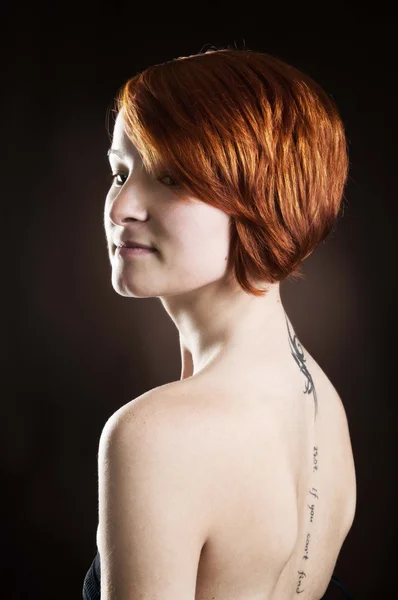 Donna con i capelli corti rossi — Foto Stock