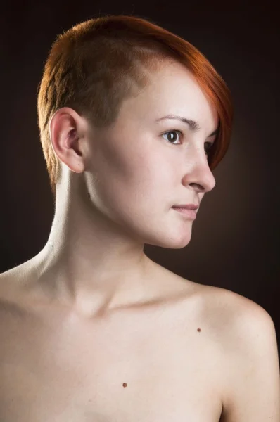 Mujer con el pelo rojo corto — Foto de Stock