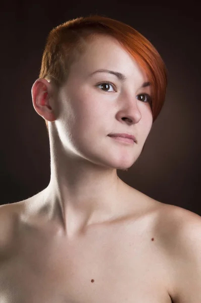 Mulher com cabelo vermelho curto — Fotografia de Stock