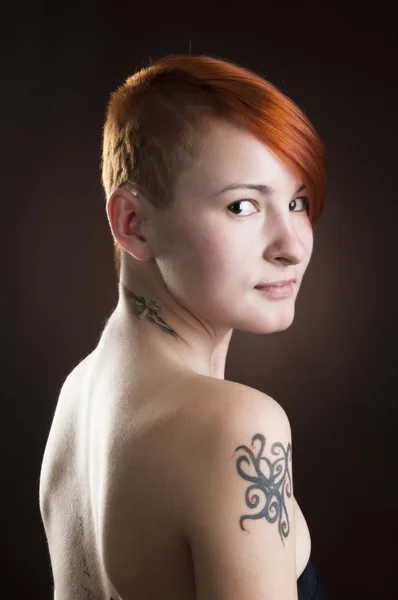 短い赤い髪を持つ女性 — ストック写真