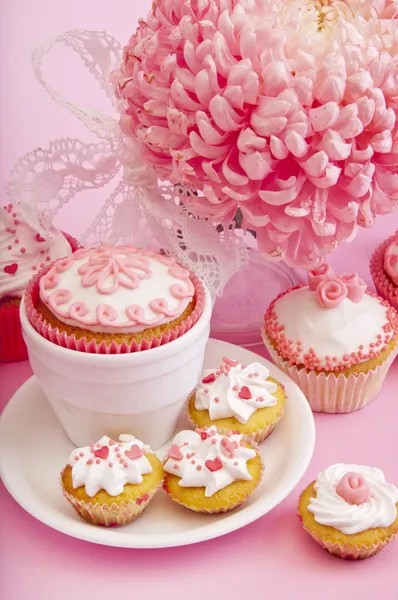Stilleven van cupcakes met bloem — Stockfoto