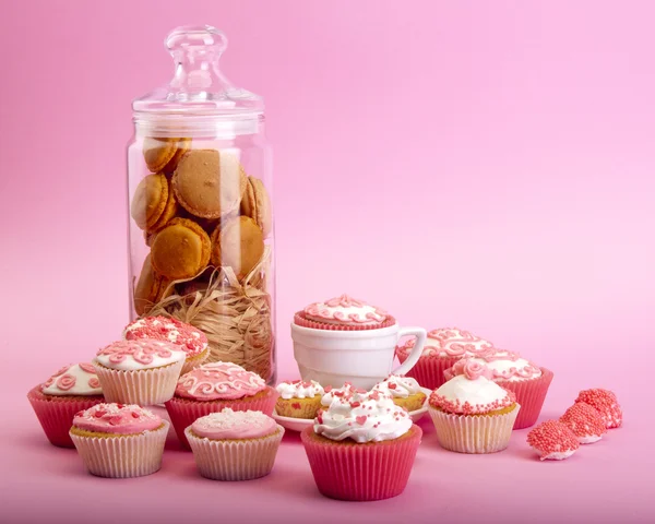 Stilleven van cupcakes met bloem — Stockfoto