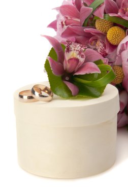 Alyans ve çiçek kompozisyon