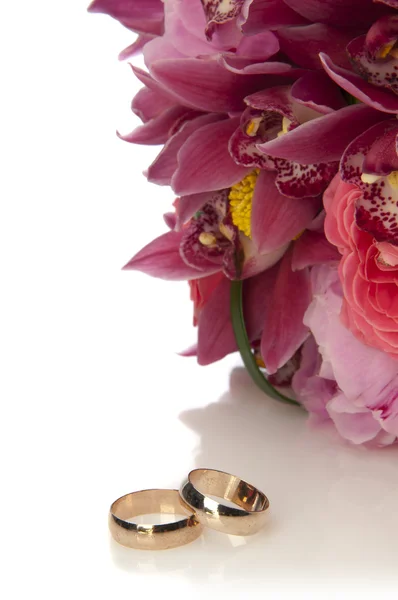 Anillos de boda y composición de flores —  Fotos de Stock