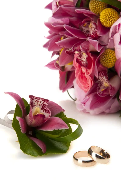 Obrączki ślubne i kwiaty skład — Zdjęcie stockowe