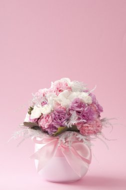 Cam vazo içinde sunulan taze çiçek buketi