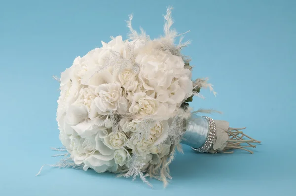 Buquê de casamento em um fundo azul — Fotografia de Stock