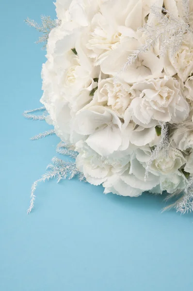 Buquê de casamento em um fundo azul — Fotografia de Stock