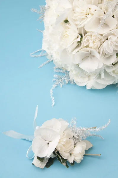 Bouquet de mariage sur fond bleu — Photo