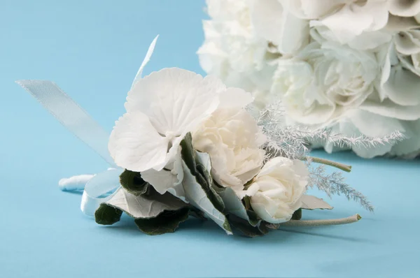 Buquê de casamento em um fundo azul — Fotografia de Stock