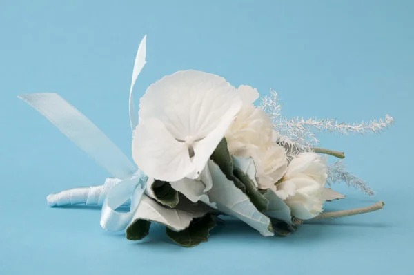 Bouquet finto su sfondo blu — Foto Stock