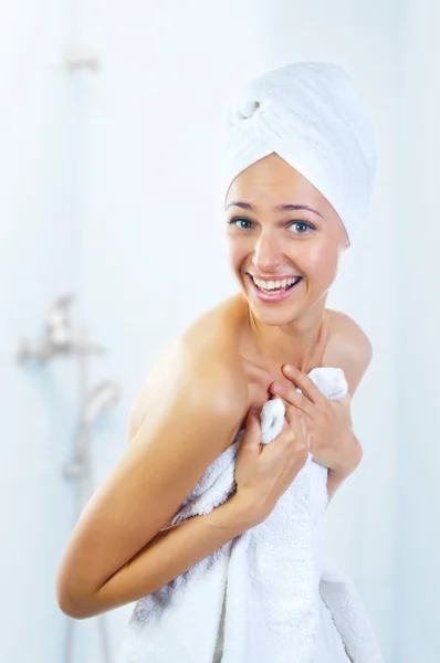 お風呂の後若い美しい女性 — ストック写真