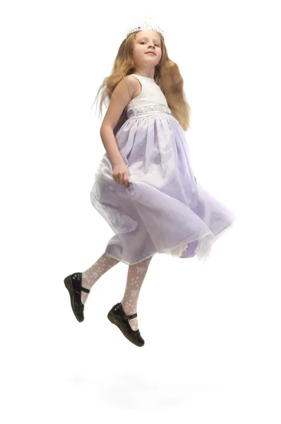 Liten söt flicka i vit klänning. — Stockfoto