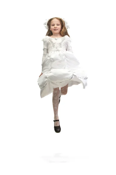 Beyaz elbiseli küçük şirin kız. — Stok fotoğraf