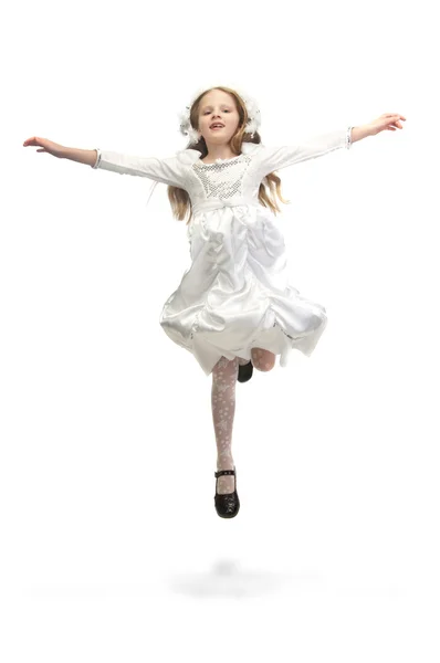 Beyaz elbiseli küçük şirin kız — Stok fotoğraf