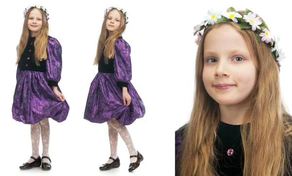 Маленька мила дівчинка в фіолетовій сукні — стокове фото