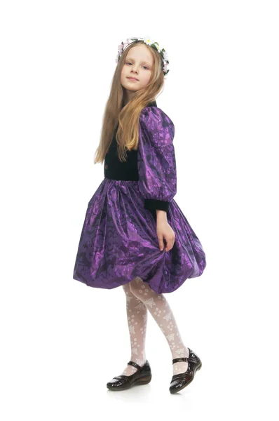 Kleines süßes Mädchen im lila Kleid — Stockfoto