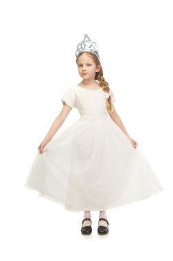 Beyaz elbiseli küçük şirin kız