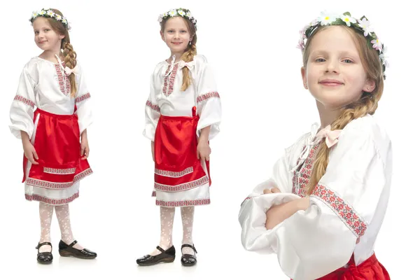 Pequena menina bonito em traje nacional ucraniano — Fotografia de Stock