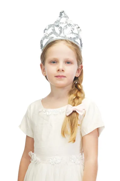 Kleines süßes Mädchen im weißen Kleid — Stockfoto