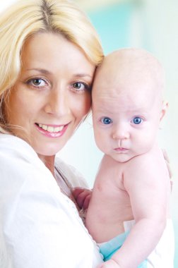 Mutlu anne ve küçük kızı.