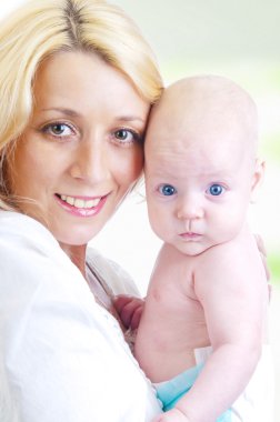 Mutlu anne ve küçük kızı.