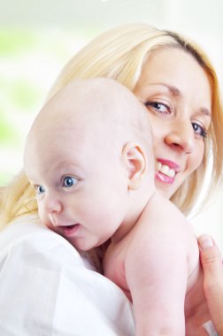 Mutlu anne ve küçük kızı.