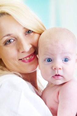 Mutlu anne ve küçük kızı.