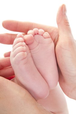 Anne ona çocuğun ayak tutan