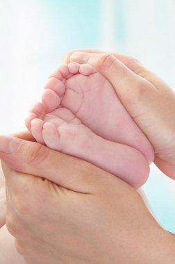 Anne ona çocuğun ayak tutan