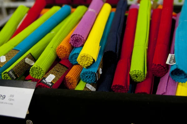 Esteras de colores para la comida en la tienda — Foto de stock gratis