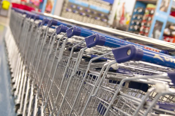 Carrinhos de compras supermercado em uma fileira — Fotografia de Stock
