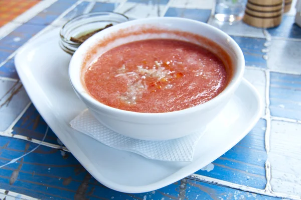 Kall gazpacho med toast och pesto — Stockfoto