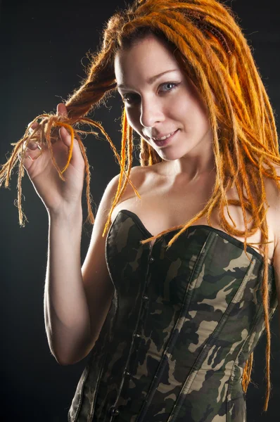 Bella donna in posa in corsetto militare — Foto Stock