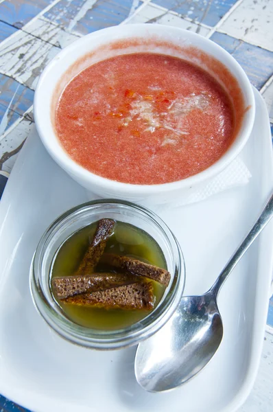 冷西班牙凉菜汤与吐司和香蒜酱 — 图库照片