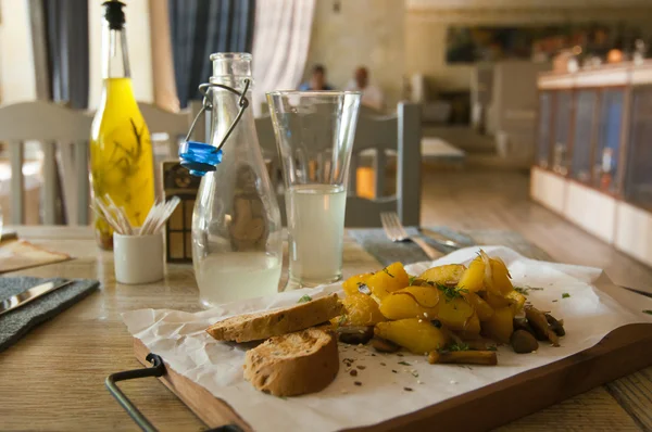Meja dengan makanan di restoran — Foto Stok Gratis