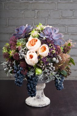 Cam vazo içinde üzüm ile sonbahar buket