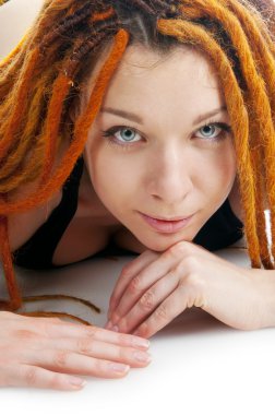 Kırmızı dreadlocks ile güzel kız