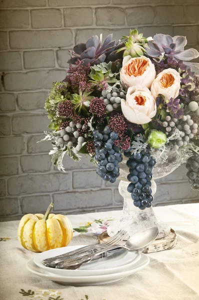 Ajuste de mesa con flores decoración —  Fotos de Stock